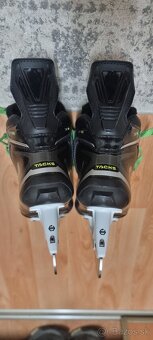 Predám len odskúšané korčule CCM XF80 Senior Regular - 2