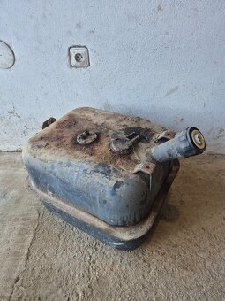Zetor nadrz palivova - 2