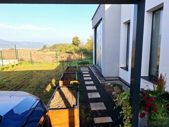Na predaj moderný 4-izbový bungalov s presklenou terasou - 2