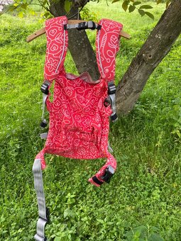 Nosič Sestrice Carrier Red Folk - 2