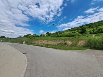 Pozemok Medové lúky 822m2 s výhľadom - 2