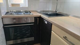 Kuchynská linka so vstavanými spotrebičmi a chladničkou - 2