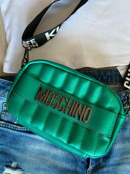 Nová dámska lesklá crossbody zelená kabelka Moschino - 2
