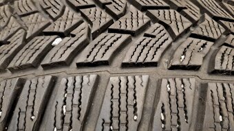 Predám 1ks pekná zimná 205/55r17-95V Dunlop - 2