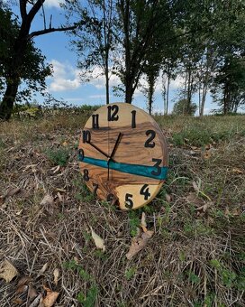 Menšie nástenné hodiny s epoxidom - 2