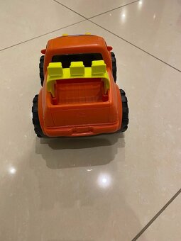 Plastové auto - 2