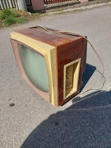Starý televízor TESLA - 2