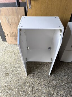Horné skrinky – biela lesklá – šírka 60 cm
- 2