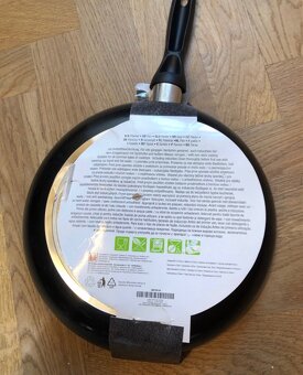 —————Nová čierna panvica, priemer 28 cm, 6.90 E——— - 2
