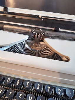 Písací stroj v kufríku - 2