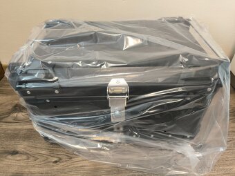 Zadní motokufr TopCase 65L hliníkový černý - 2