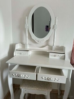 Kozmetický stolík - 2