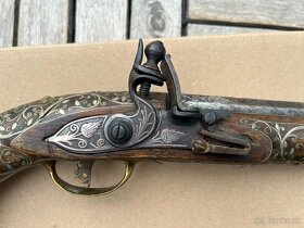 Stará pištoľ zdobená striebrom - 2