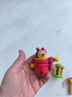 malé drevené hračky - píšťalka, hrkálky i nádobka na zúbok - 2