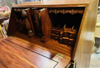 Tajomník,písacie,studio - 2