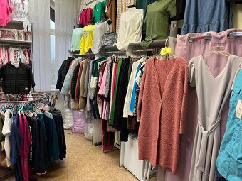 Police, závesné steny, kabínka, pult - 2