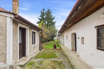 Vidiecky 3-izbový rodinný dom s letnou kuchyňou a dielňami – - 2