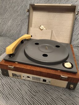 Kufríkový gramofón Tesla - 2