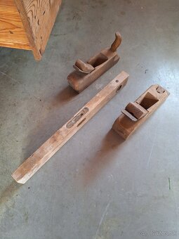 Dekorácia / starozitne drevené hobliky a drevená vodovaha - 2