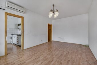 NA PREDAJ 2-IZBOVÝ BYT, PÔVODNÝ STAV, VEĽKÁ LOGGIA, KARLOVKA - 2