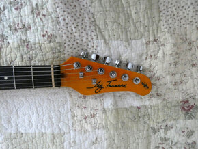Predám elektrickú gitaru Stratocaster s obalom - 2