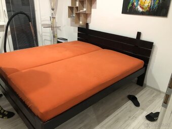 Drevená posteľ s matracmi - 2