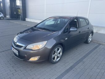 Opel Astra J 1,6 benzín - 2