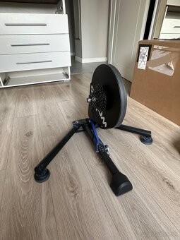 Wahoo Kickr Smart V5 trenažér + Axis podložky - 2