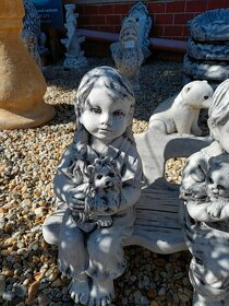 Betónová socha detičky so zvieratkami na lavičke - 2