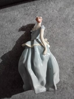 Royal dux porcelánová soška žena so šatkou - 2