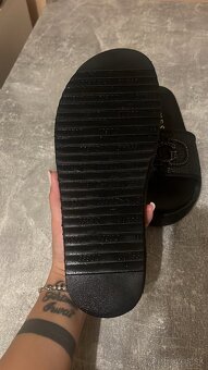 Dobry den predavam cisto nove luxusne Slapky Guess - 2
