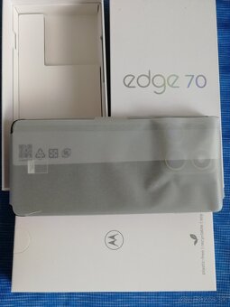 Motorola Edge 70 a sluchadla Moto buds loop - 2
