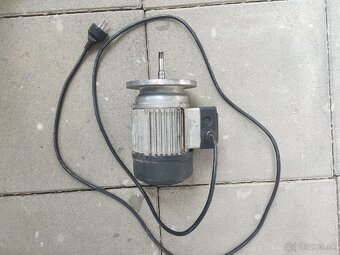 Elektromotor s prírubou - 2