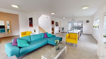 NA PREDAJ kompletne zariadená vila s veľkým pozemkom neďalek - 2