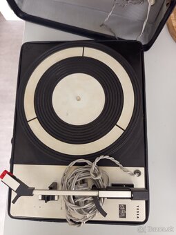 Starý gramofón a platne - 2