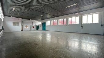 Výrobno skladová hala 310 m2 s bezproblémovým parkovaním v T - 2