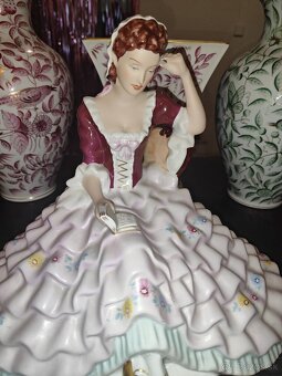 Royal Dux - dáma s knihou- rezervované - 2