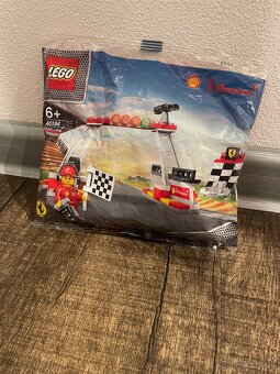 LEGO 40194 – Finish Line & Podium | Ferrari Shell V-Power - 2