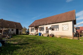 Pozemok s rodinným domom a hospodárskou budovou, 1648 m2... - 2