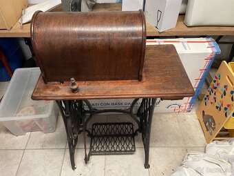 Šijací stroj na stolíku - 2
