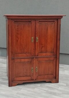 Skriňa Tv masívna. - 2