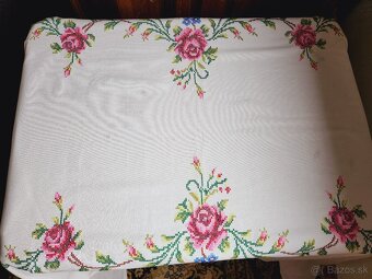 Nádherný veľký biely obrus s veľkými ružovými ružami 130x220 - 2