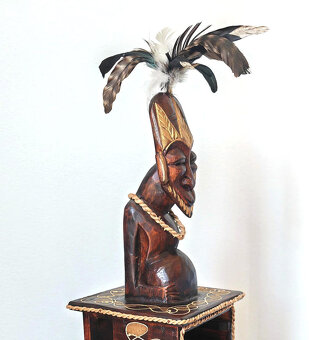 Drevená orientálna polička so sochou - 2