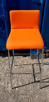 2-Oranžová stolička - 2