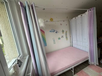 Postel s baldachynom, matracom a zatemnovacimi zavesmi - 2