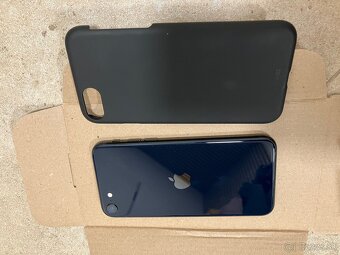 Predam iPhone SE 2022 v zaruke do 10.2025 - 2