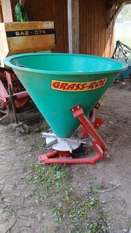 Rozmetadlo umeleho hnojiva 300L - 2