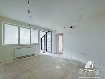 Byty na Hornej - Podkrovný 3-izbový byt v centre Banskej By - 2