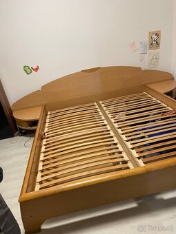 Manželská postel 180x200 cm s nočnými stolíkmi - 2