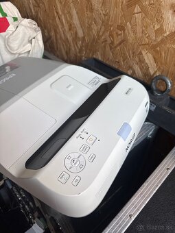 Predám ultrakrátkoohniskový projektor Epson EB-440W - 2